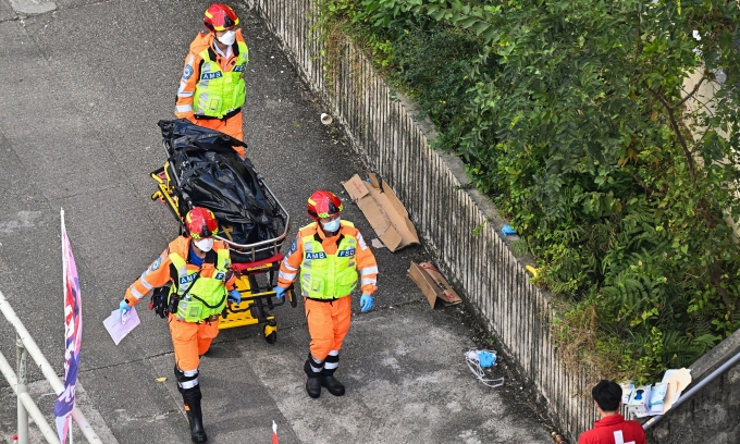 Nạn nh&acirc;n trong đ&aacute;m ch&aacute;y ở Hong Kong (Trung Quốc) được t&igrave;m thấy khi quấn chăn ướt, tay cầm chặt thẻ căn cước- Ảnh 2.