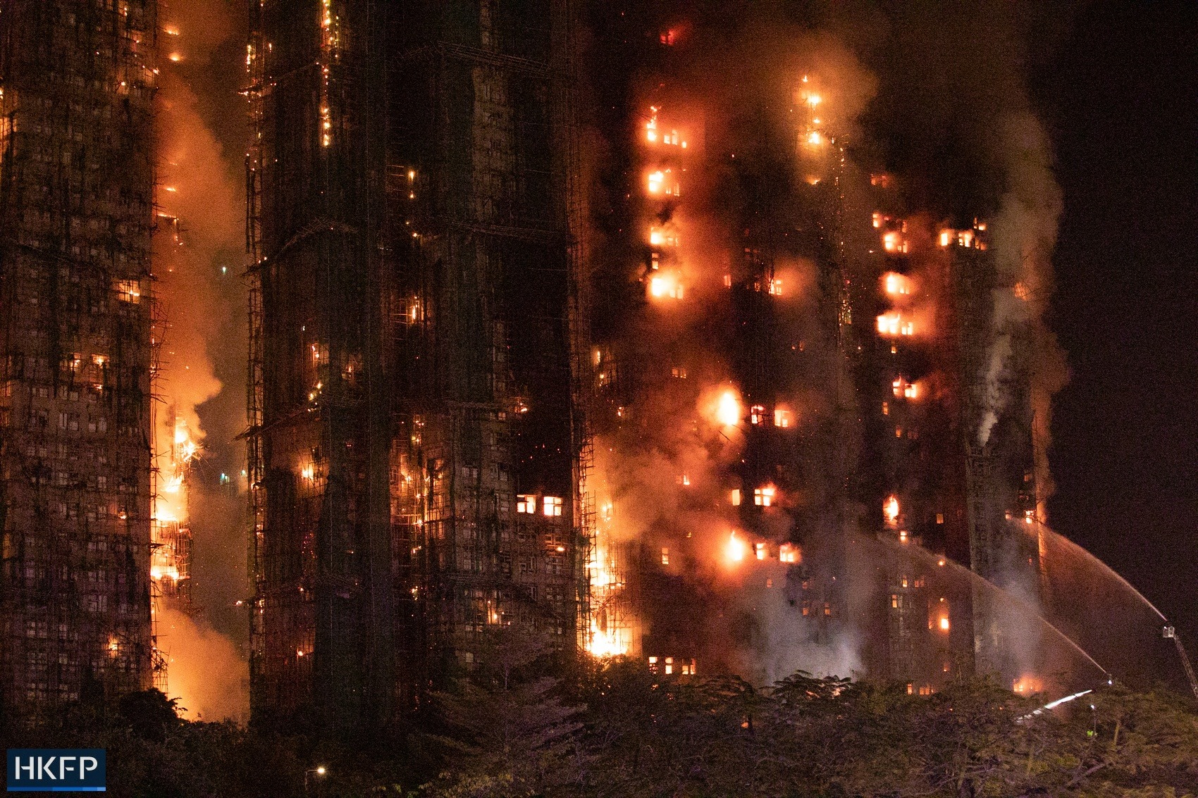 Cháy chung cư ở Hồng Kông: Ám ảnh cuộc đào thoát khỏi "hỏa ngục"- Ảnh 1.