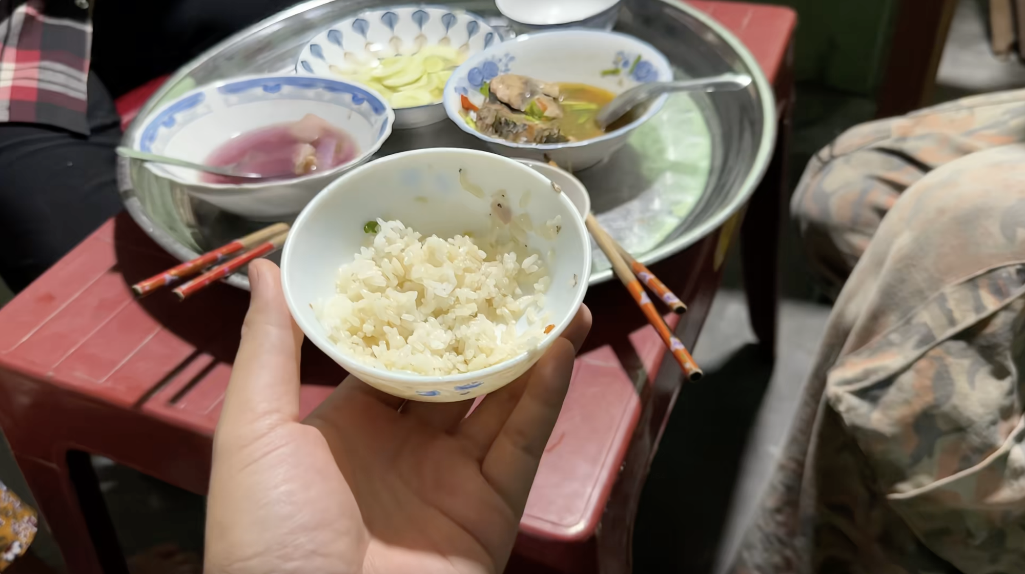 Gạo cứu trợ của mạnh thường quân khiến người nhận 