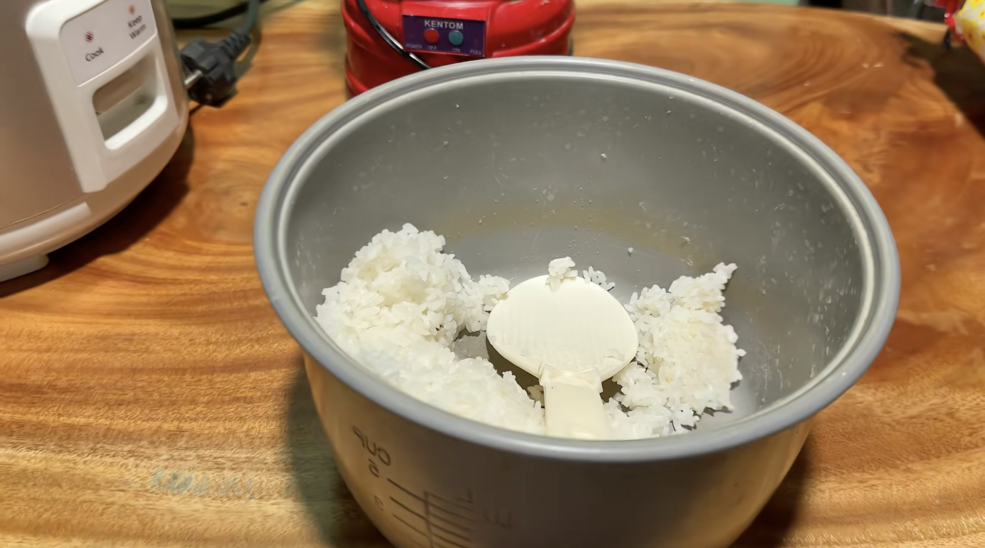 Gạo cứu trợ của mạnh thường quân khiến người nhận 