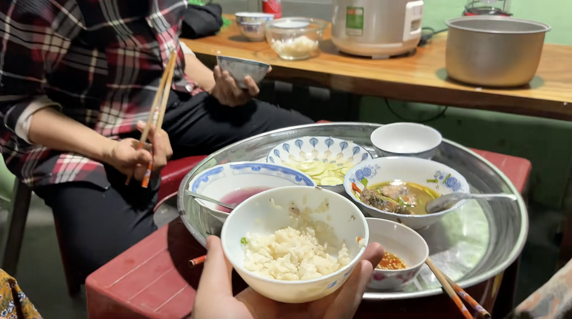 Gạo cứu trợ của mạnh thường quân khiến người nhận 