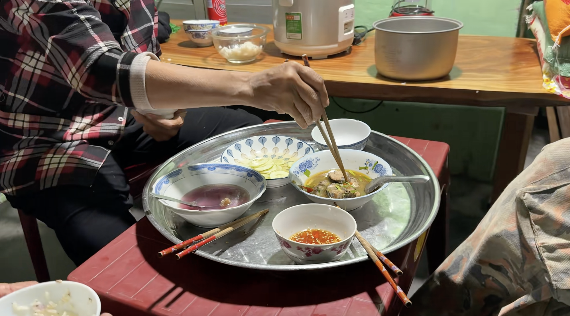 Gạo cứu trợ của mạnh thường quân khiến người nhận 