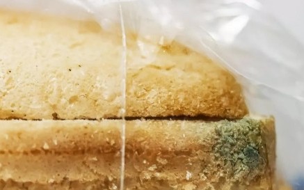 Mẹo d&ugrave;ng khăn bảo quản b&aacute;nh m&igrave; 'tươi' l&acirc;u, kh&ocirc;ng nấm mốc