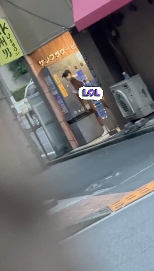 Kết cục ê chề của nam ca sĩ 96 khỏa thân nơi công cộng- Ảnh 2. Kết cục ê chề của nam ca sĩ 96 khỏa thân nơi công cộng- Ảnh 2.