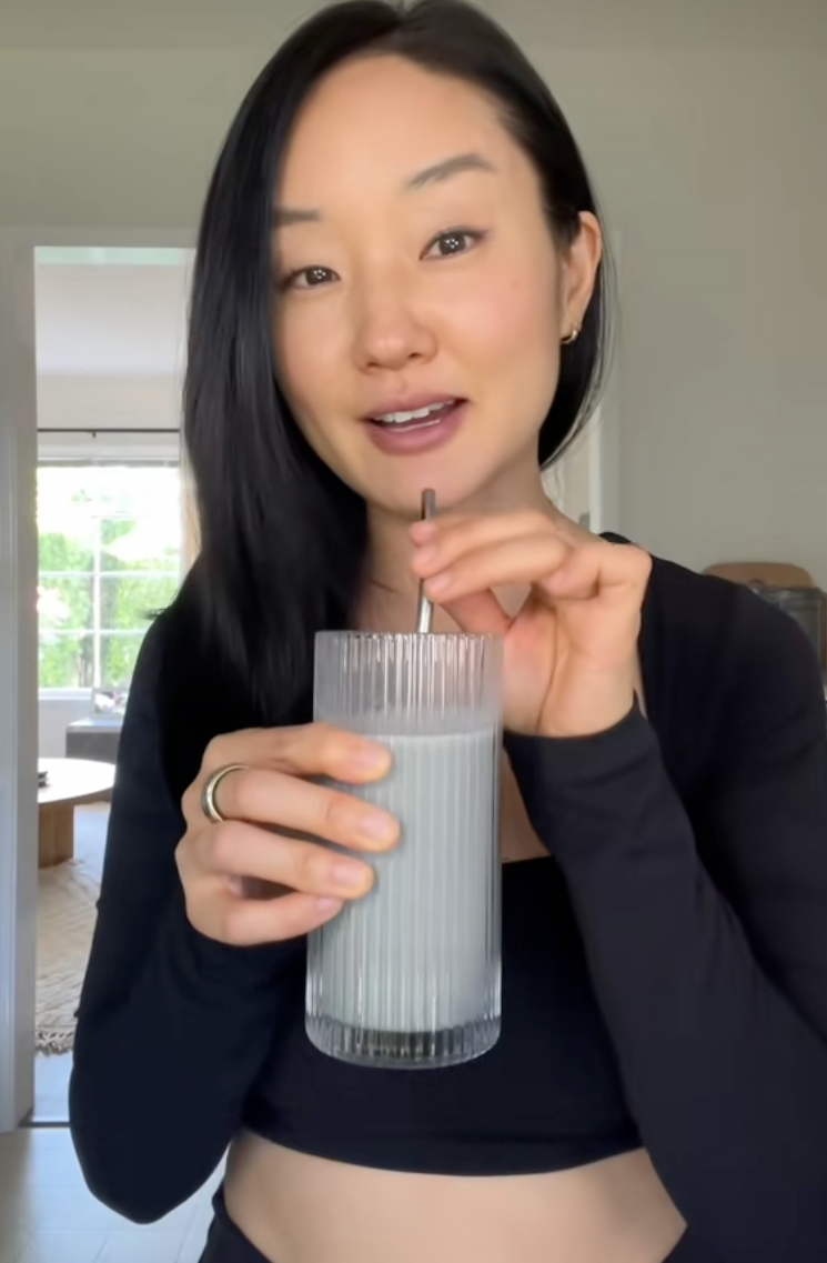 Mái tóc tuổi 40 vẫn đen mượt, bồng bềnh, không một sợi bạc: Bí quyết Mái tóc tuổi 40 vẫn đen mượt, bồng bềnh, không một sợi bạc: Bí quyết