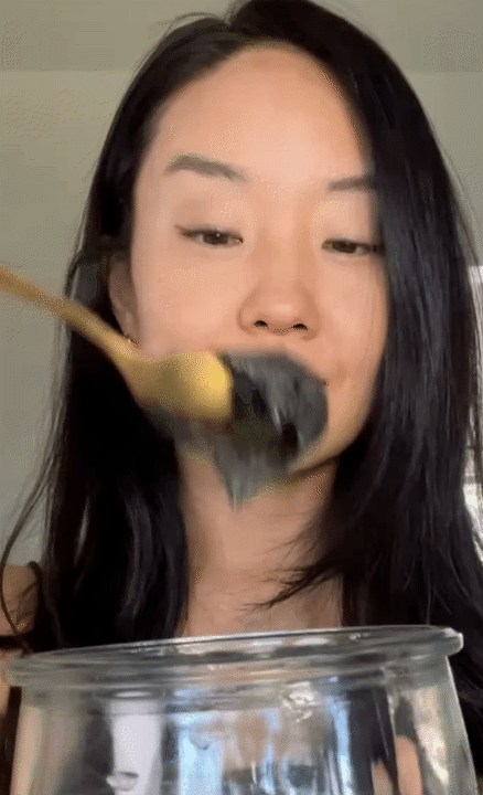 Mái tóc tuổi 40 vẫn đen mượt, bồng bềnh, không một sợi bạc: Bí quyết Mái tóc tuổi 40 vẫn đen mượt, bồng bềnh, không một sợi bạc: Bí quyết