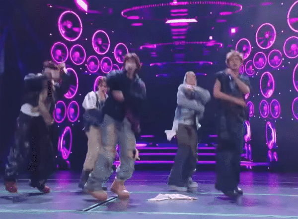 Sự điên rồ của nhóm tân binh hot nhất Hàn Quốc: Diễn như "lên đồng", fan hét bể khán đài- Ảnh 2.