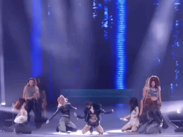 Ca sĩ tầm trung cố tình mặc hở, không thấy quyến rũ chỗ nào chỉ thấy phản cảm- Ảnh 2.