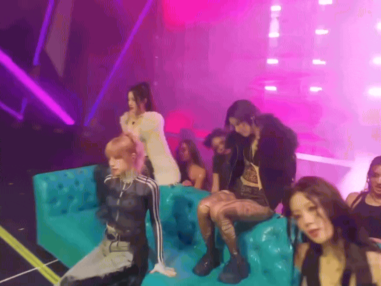 Ca sĩ tầm trung cố tình mặc hở, không thấy quyến rũ chỗ nào chỉ thấy phản cảm- Ảnh 1.