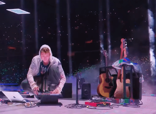 Sự điên rồ của nhóm tân binh hot nhất Hàn Quốc: Diễn như "lên đồng", fan hét bể khán đài- Ảnh 1.