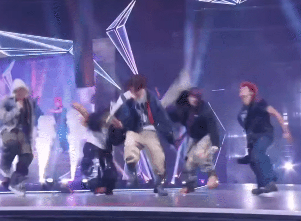 Sự điên rồ của nhóm tân binh hot nhất Hàn Quốc: Diễn như "lên đồng", fan hét bể khán đài- Ảnh 3.