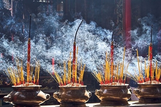 5 sai lầm khi thắp hương khiến lời khấn không linh nghiệm- Ảnh 1.