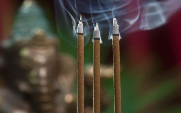 5 sai lầm khi thắp hương khiến lời khấn không linh nghiệm- Ảnh 2.