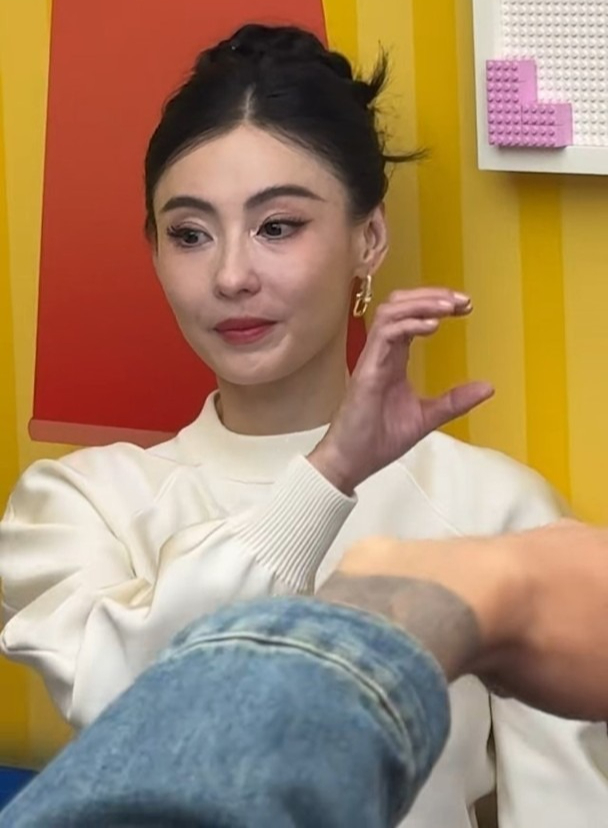 Trương Bá Chi đang làm gì với gương mặt của mình vậy?- Ảnh 2.