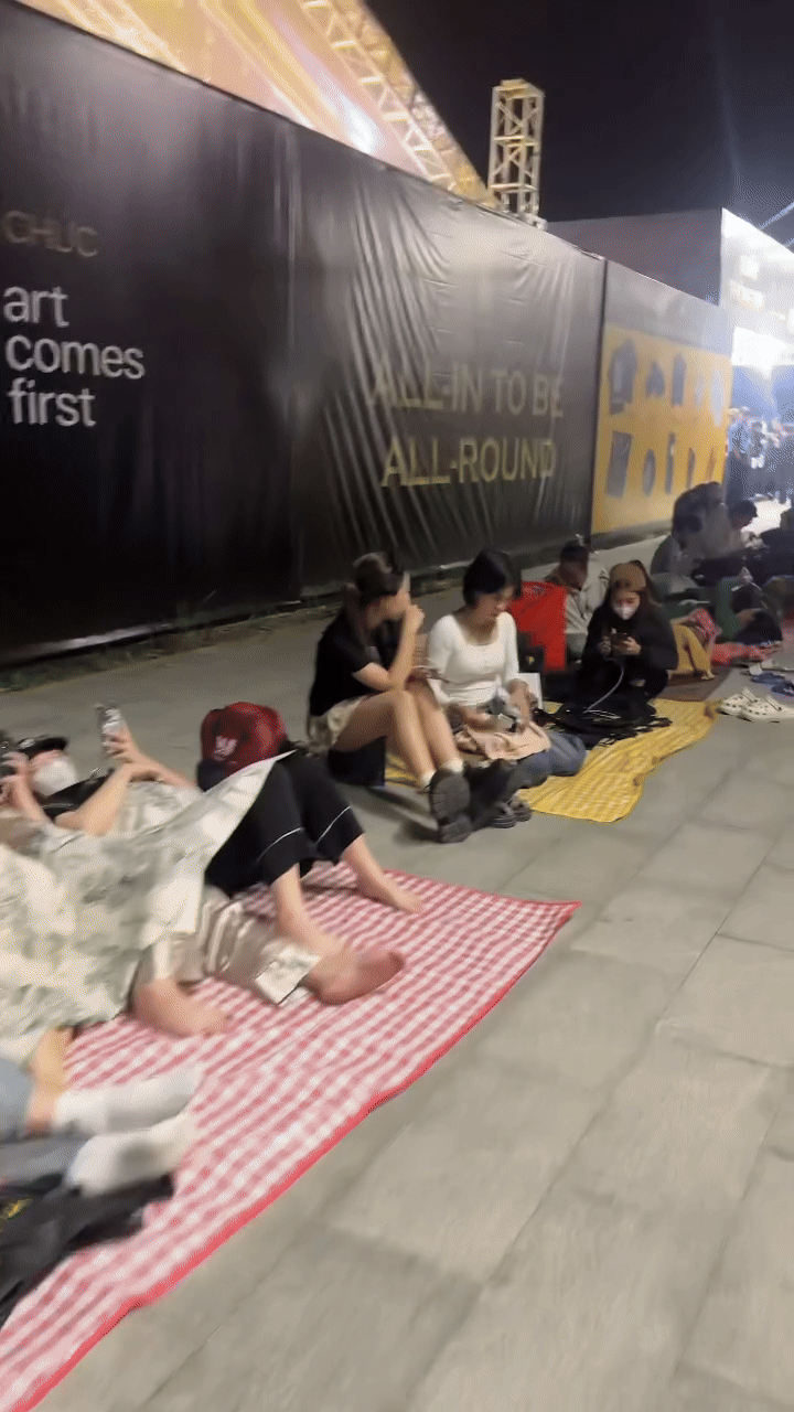 Fan nằm la liệt bên ngoài, 