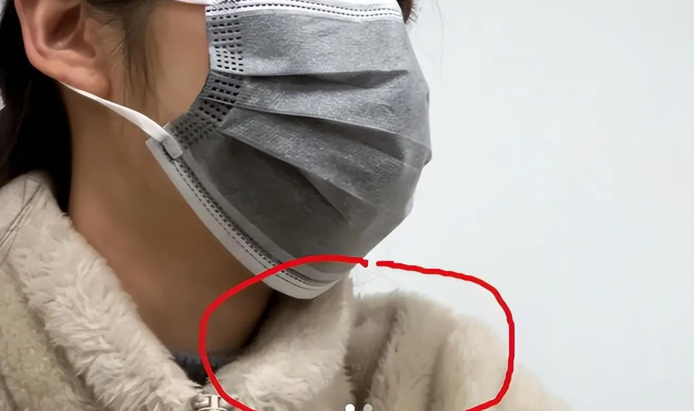 Làm điều này suốt 2 tháng, một nữ sinh khiến thầy giáo ám ảnh, phải nhắc: Em nên thay cái áo khác!- Ảnh 1.