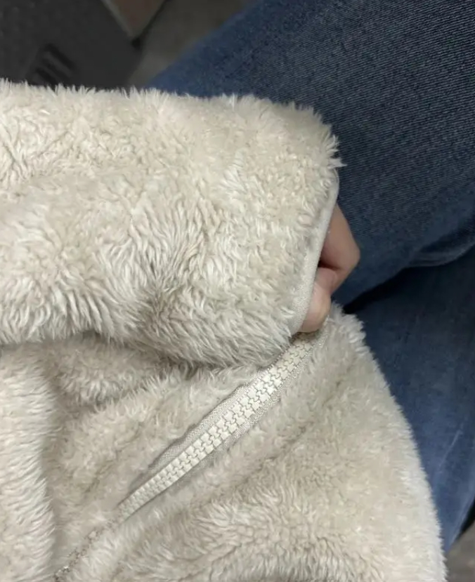 Làm điều này suốt 2 tháng, một nữ sinh khiến thầy giáo ám ảnh, phải nhắc: Em nên thay cái áo khác!- Ảnh 2.