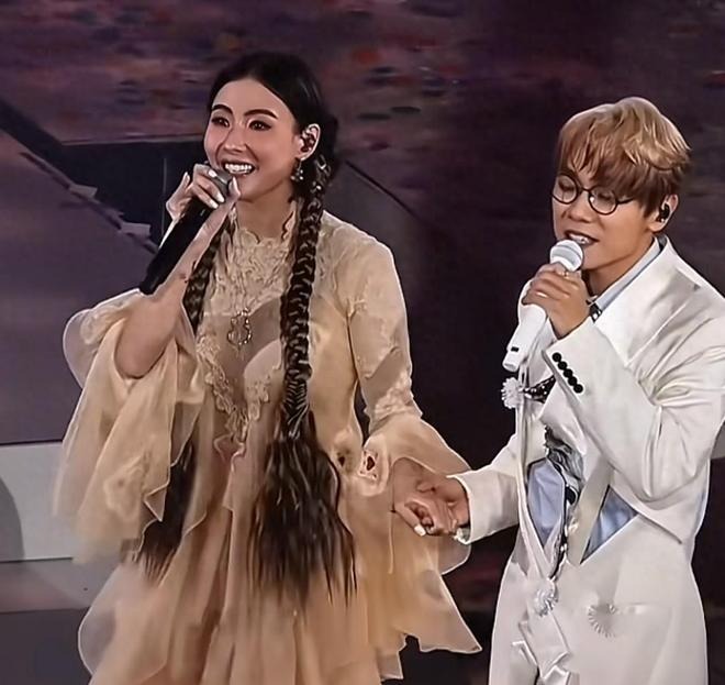 Trương Bá Chi đang làm gì với gương mặt của mình vậy?- Ảnh 6.