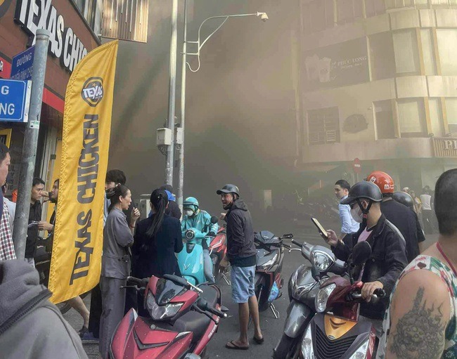 Hoảng hồn cảnh tượng khói bốc nghi ngút từ một thẩm mỹ viện ở trung tâm TP.HCM- Ảnh 1.