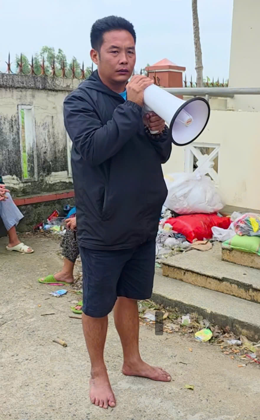 Không cần danh sách, trưởng thôn đọc vanh vách tên 3.000 hộ dân nhận quà cứu trợ- Ảnh 1.