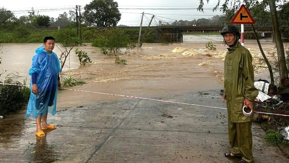 Không cần danh sách, trưởng thôn đọc vanh vách tên 3.000 hộ dân nhận quà cứu trợ- Ảnh 2.