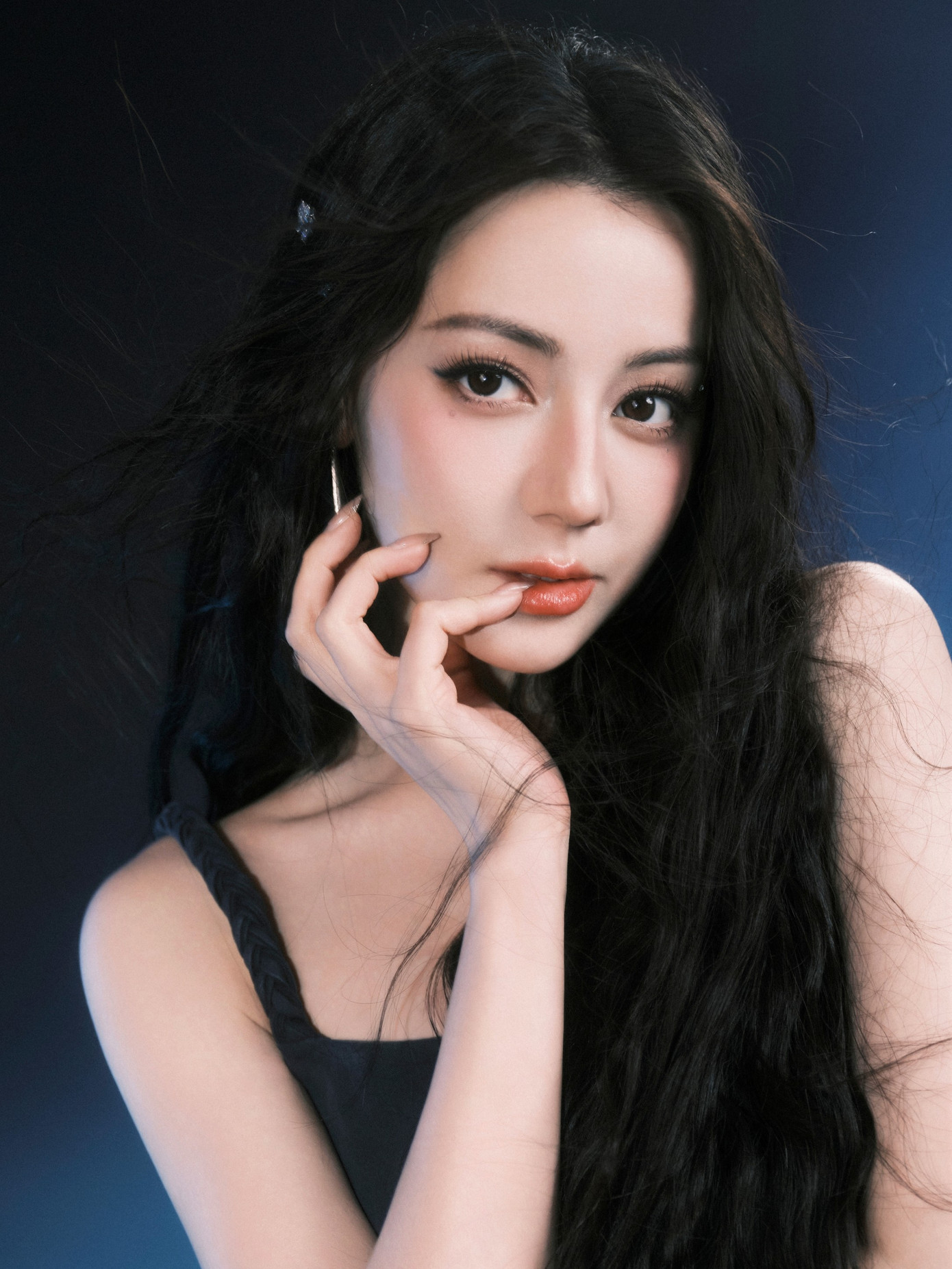 Địch Lệ Nhiệt Ba hại bạn diễn- Ảnh 1.