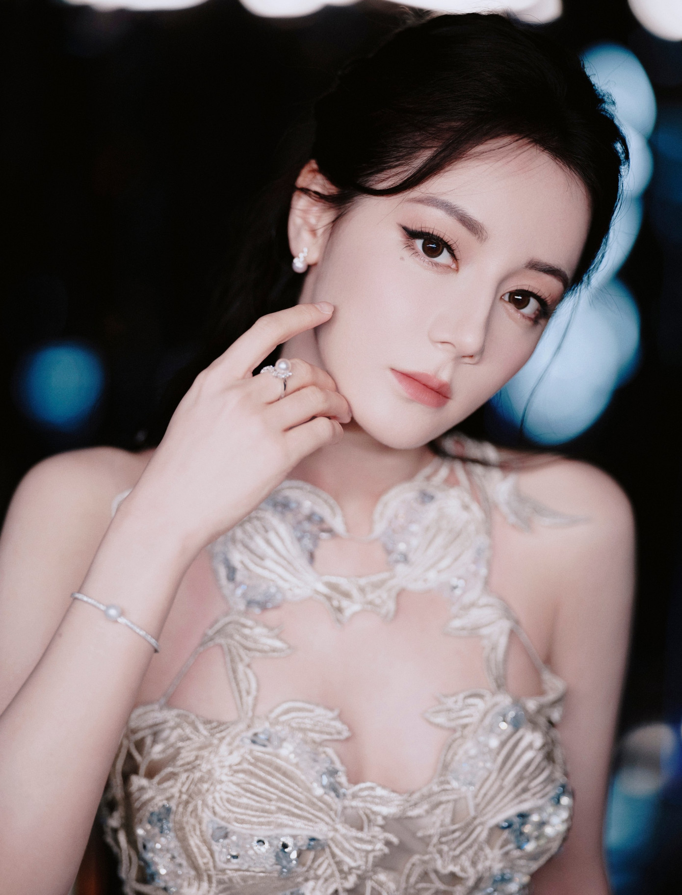 Địch Lệ Nhiệt Ba hại bạn diễn- Ảnh 5.