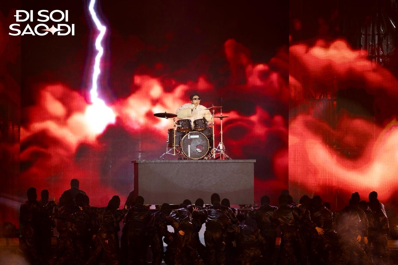 SOOBIN mở màn concert cuối quá cháy: Hát live đỉnh, chơi trống, nhảy vinahouse khiến fan gào nát họng- Ảnh 1.