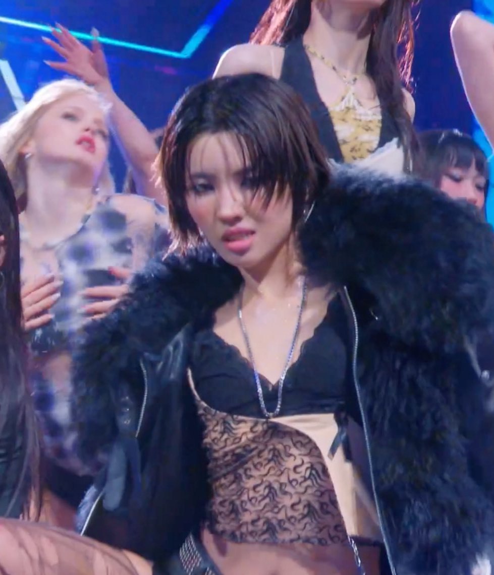 Ca sĩ tầm trung cố tình mặc hở, không thấy quyến rũ chỗ nào chỉ thấy phản cảm- Ảnh 4.