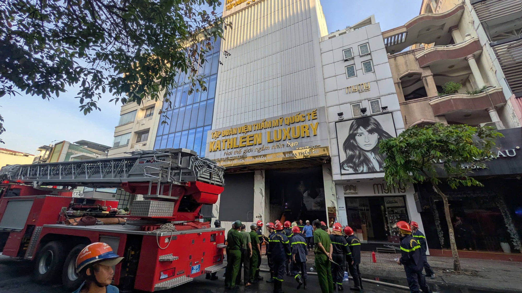 Hoảng hồn cảnh tượng khói bốc nghi ngút từ một thẩm mỹ viện ở trung tâm TP.HCM- Ảnh 2.