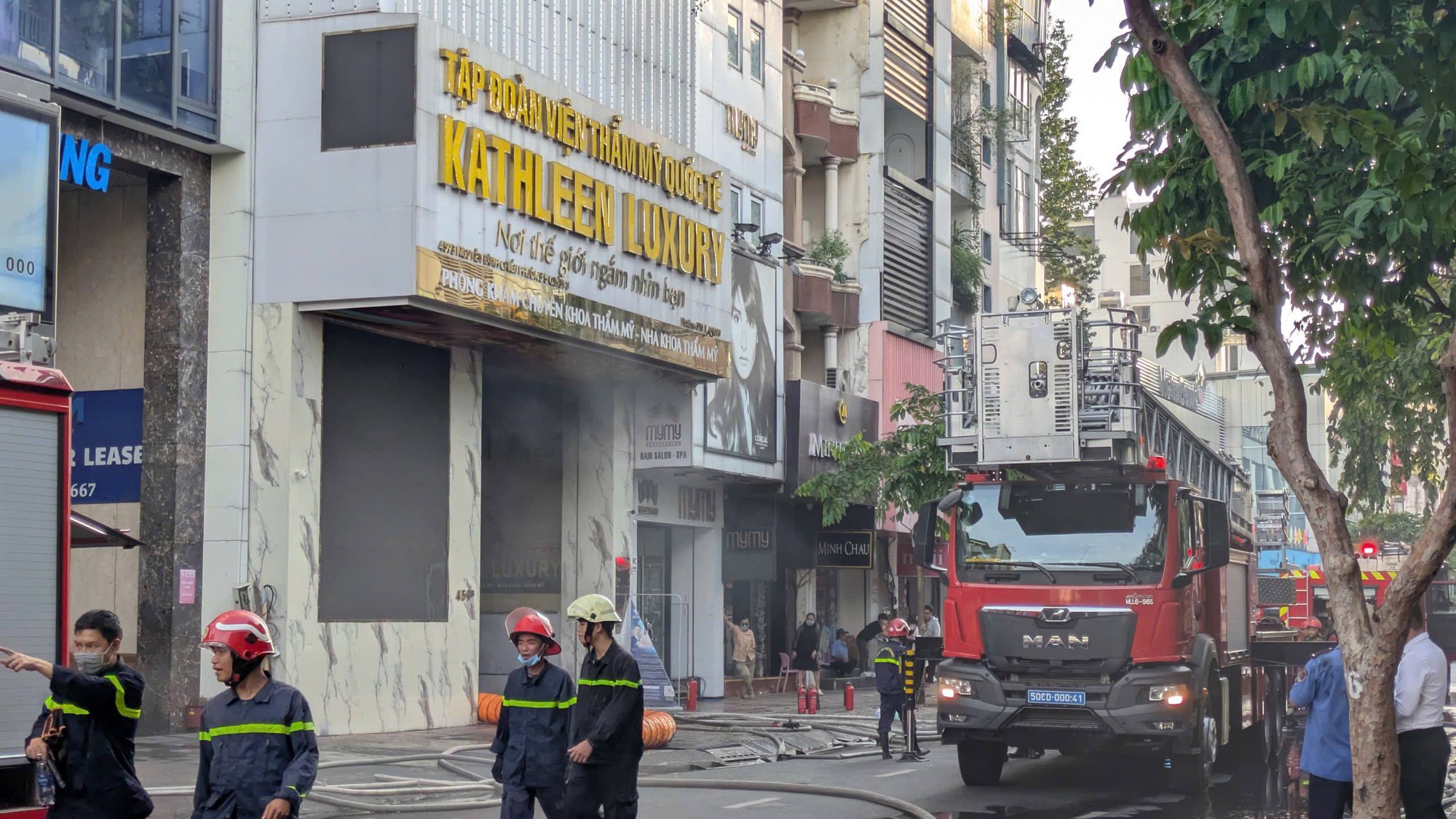 Hoảng hồn cảnh tượng khói bốc nghi ngút từ một thẩm mỹ viện ở trung tâm TP.HCM- Ảnh 3.