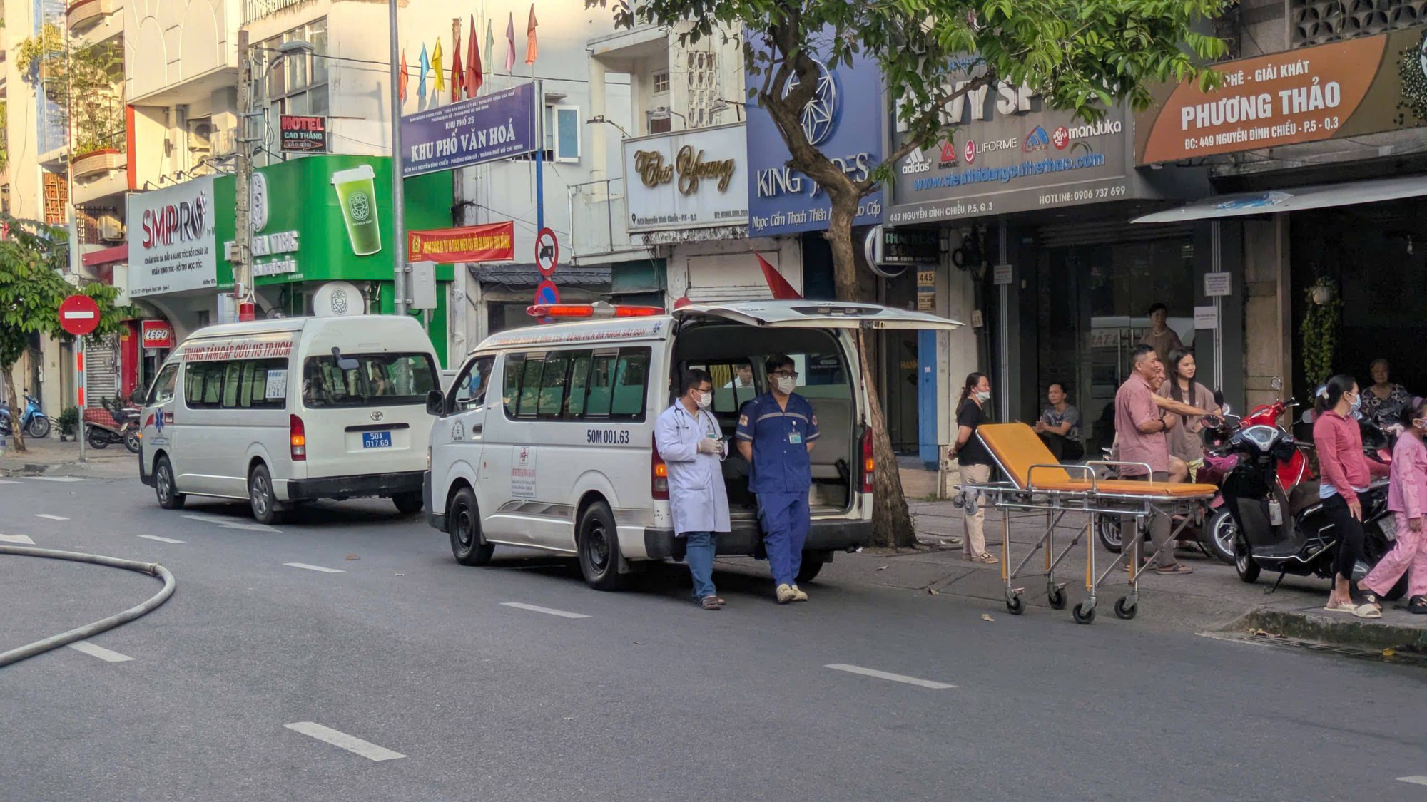 Hoảng hồn cảnh tượng khói bốc nghi ngút từ một thẩm mỹ viện ở trung tâm TP.HCM- Ảnh 4.