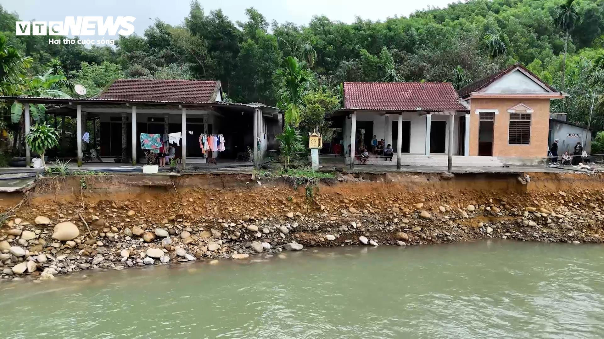 Rợn người những căn nhà chênh vênh bên bờ suối sạt lở sau 4 trận lũ liên tiếp- Ảnh 7.