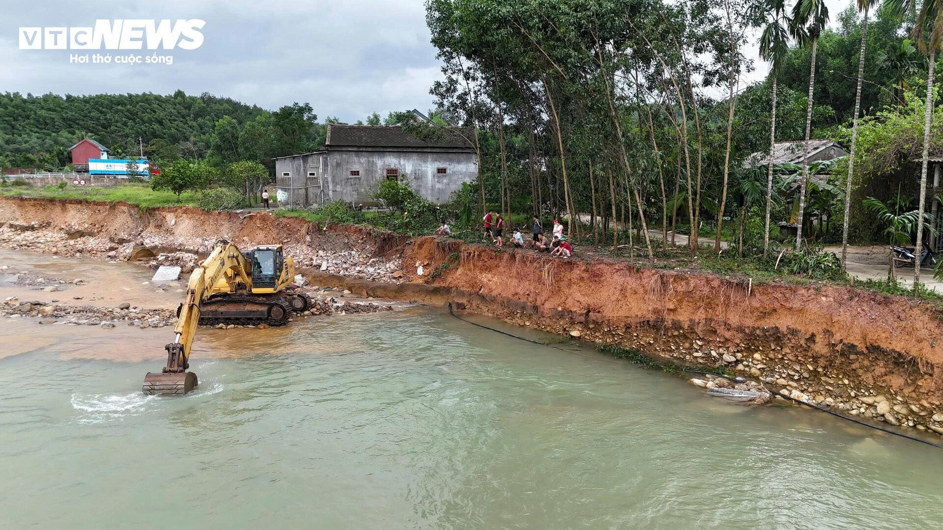 Rợn người những căn nhà chênh vênh bên bờ suối sạt lở sau 4 trận lũ liên tiếp- Ảnh 8.