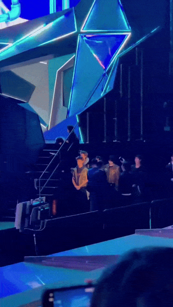 Hết cấm cười, nghệ sĩ giờ bị cấm ngồi ở MAMA 2025- Ảnh 5.