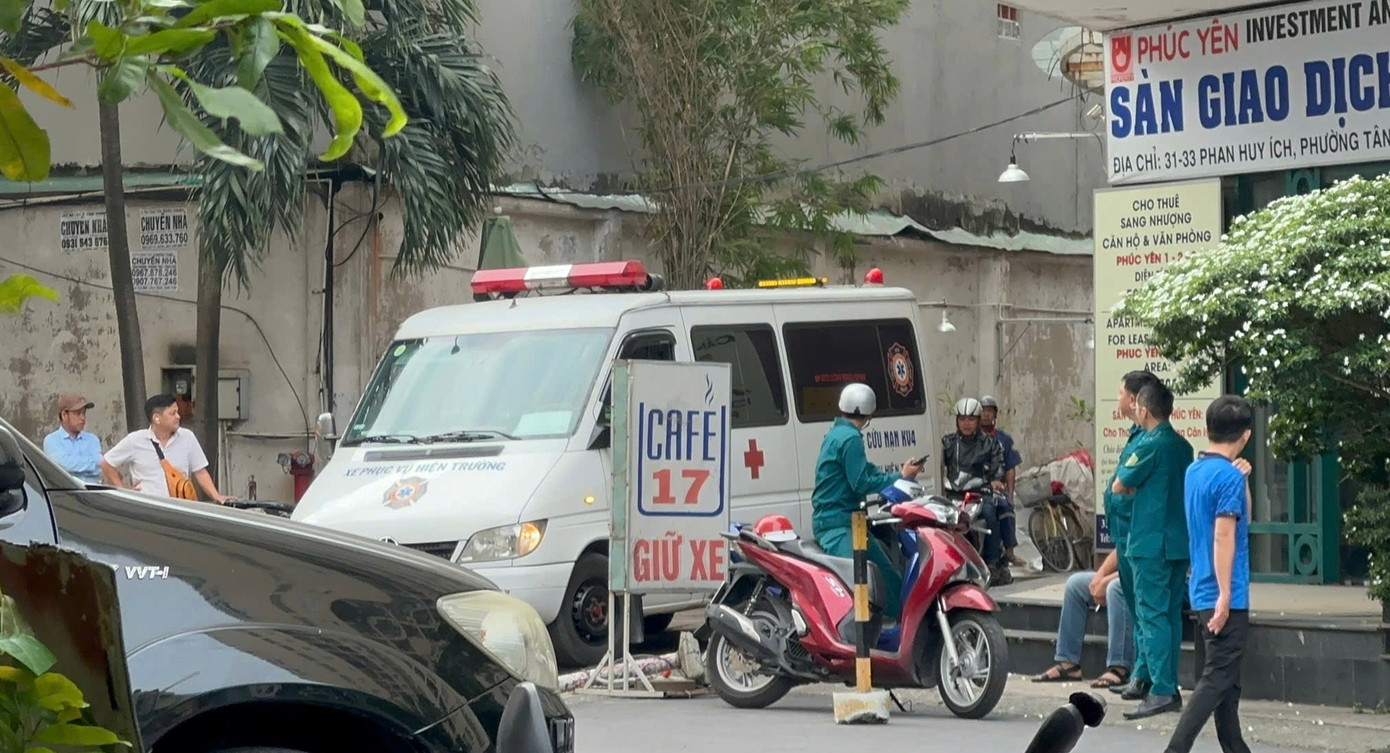 Người phụ nữ tử vong nghi rơi từ sân thượng chung cư ở TP.HCM: Camera ghi lại gì?- Ảnh 1. Người phụ nữ tử vong nghi rơi từ sân thượng chung cư ở TP.HCM: Camera ghi lại gì?- Ảnh 1.