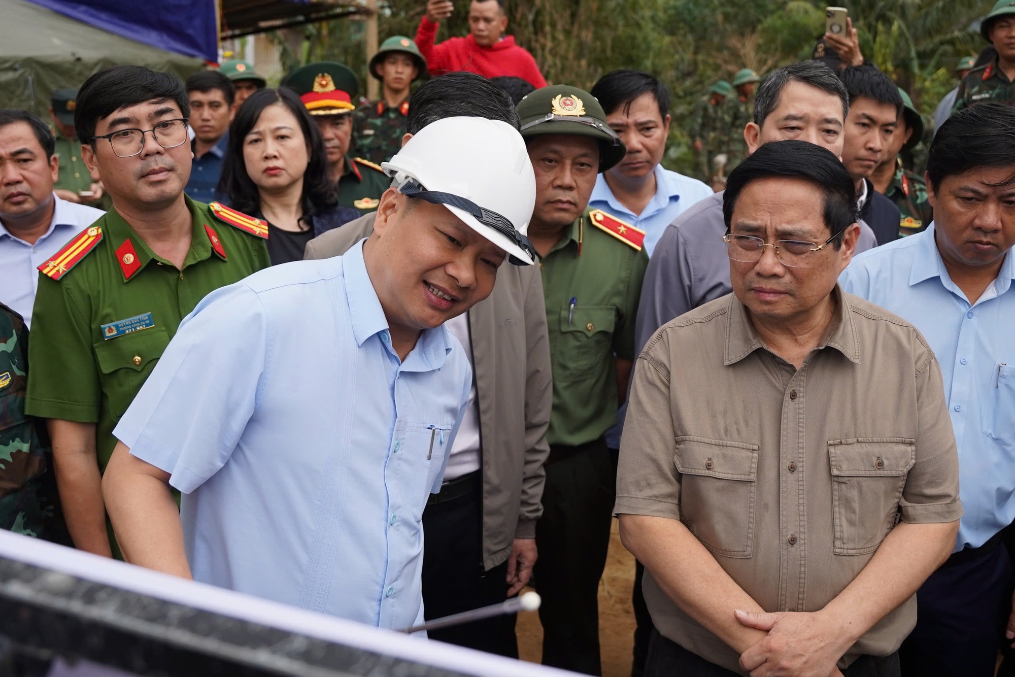 Thủ tướng thăm hỏi, động viên người dân vùng "rốn lũ" Đắk Lắk- Ảnh 4.