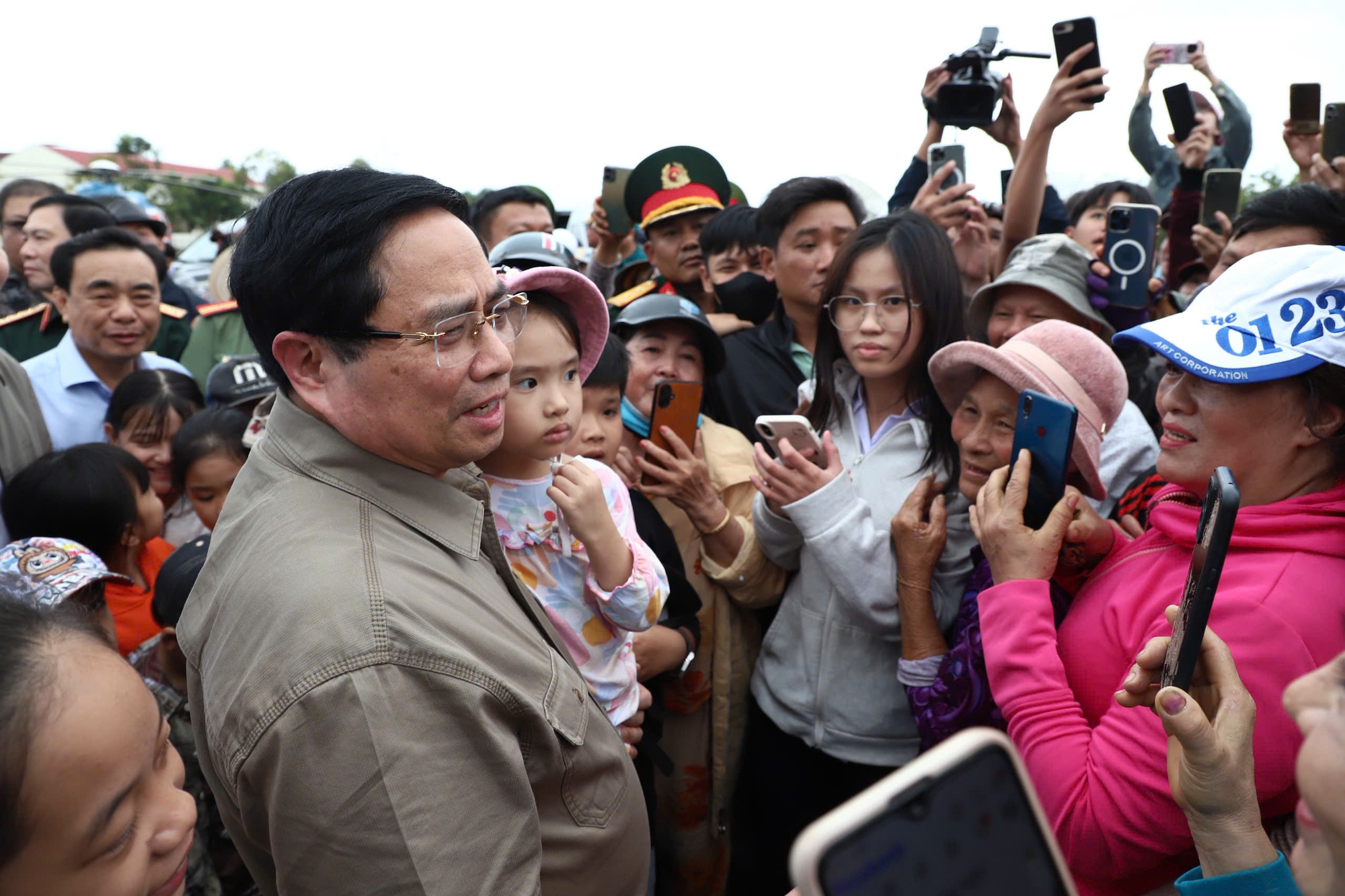 Thủ tướng thăm hỏi, động viên người dân vùng "rốn lũ" Đắk Lắk- Ảnh 2.