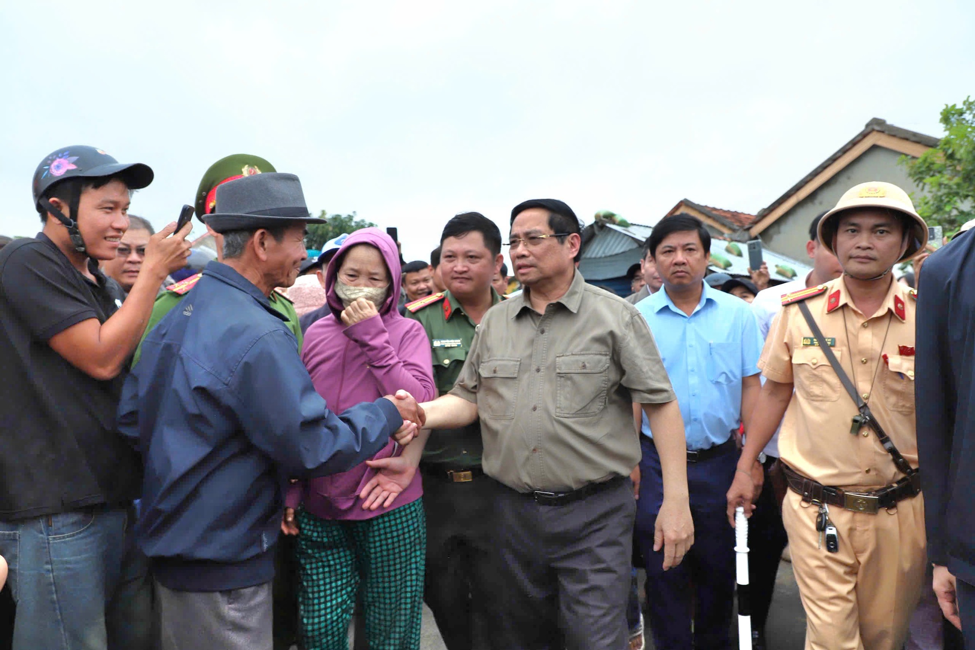 Thủ tướng thăm hỏi, động viên người dân vùng "rốn lũ" Đắk Lắk- Ảnh 1.