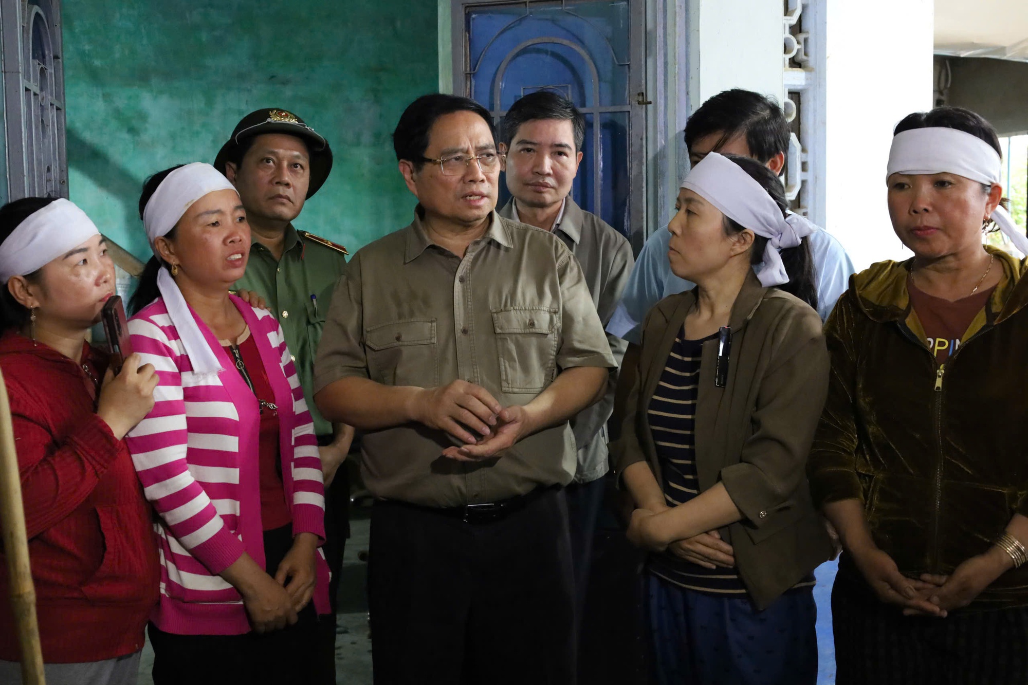 Thủ tướng thăm hỏi, động viên người dân vùng "rốn lũ" Đắk Lắk- Ảnh 5.