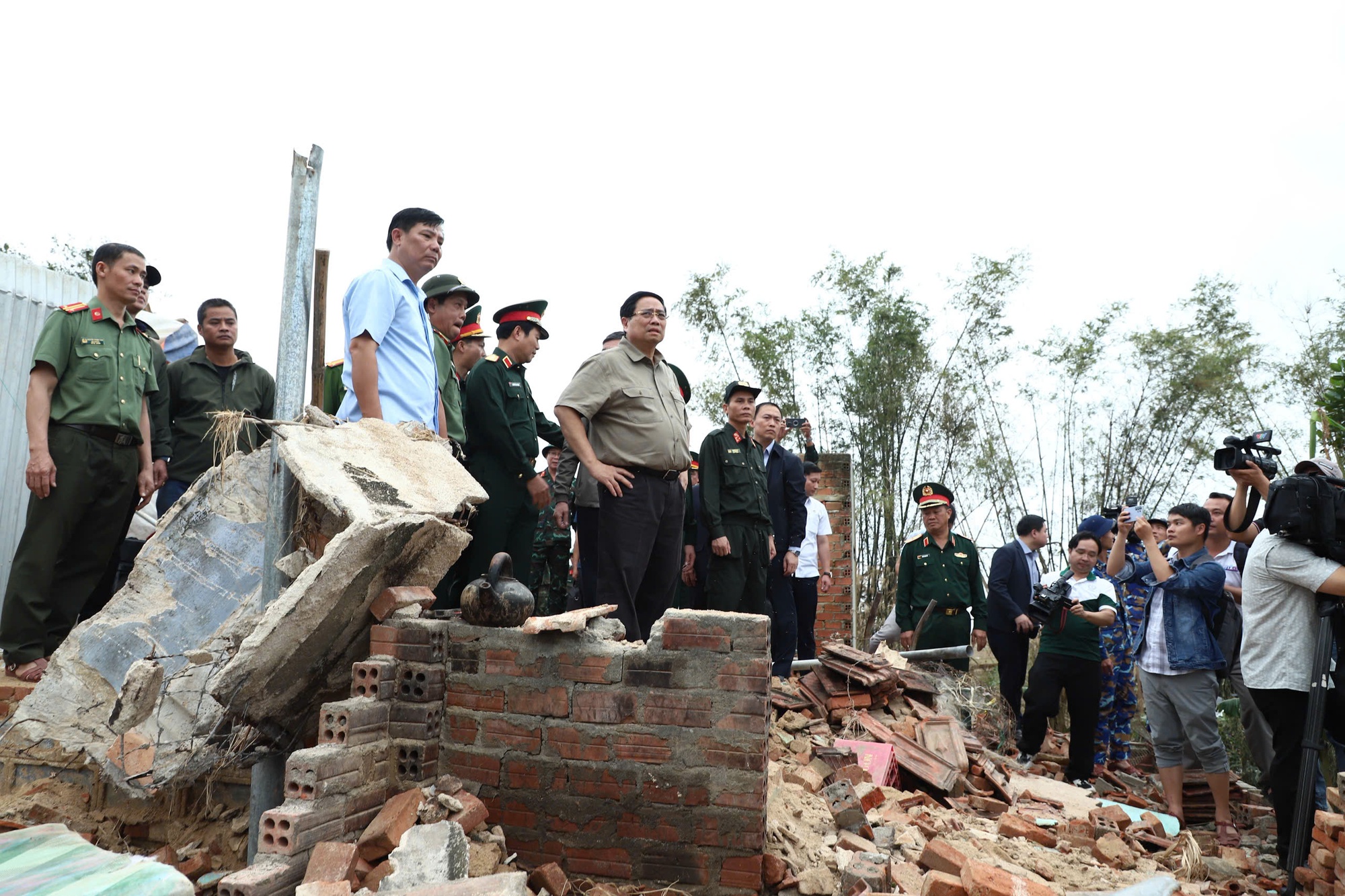 Thủ tướng thăm hỏi, động viên người dân vùng "rốn lũ" Đắk Lắk- Ảnh 3.