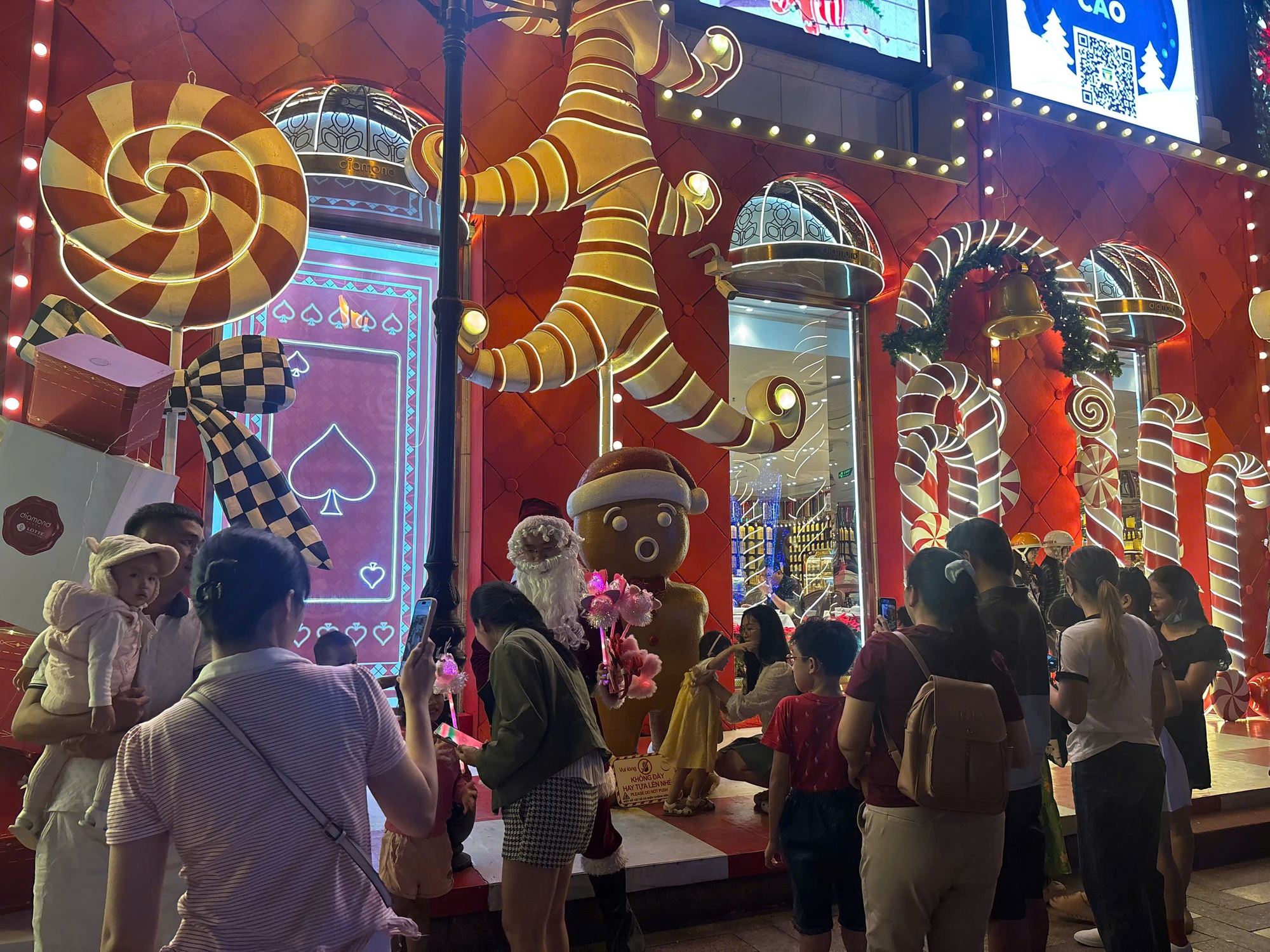 Người dân TP.HCM đổ ra đường tận hưởng không khí lạnh, nhà thờ Đức Bà chính thức lên đèn- Ảnh 10. Người dân TP.HCM đổ ra đường tận hưởng không khí lạnh, nhà thờ Đức Bà chính thức lên đèn- Ảnh 10.