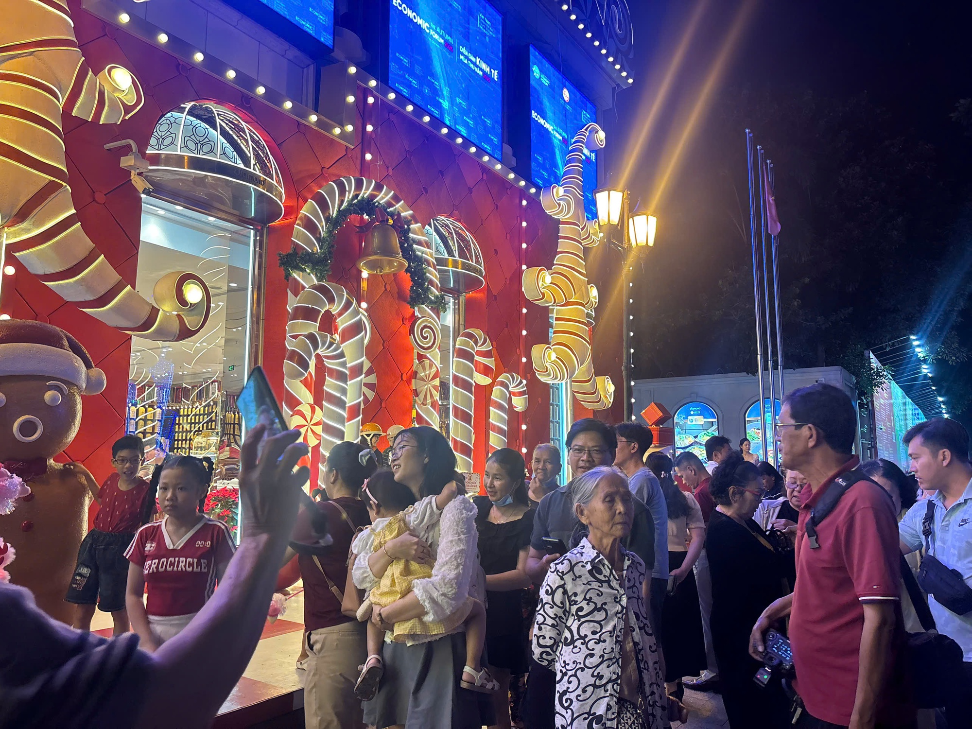 Người dân TP.HCM đổ ra đường tận hưởng không khí lạnh, nhà thờ Đức Bà chính thức lên đèn- Ảnh 11. Người dân TP.HCM đổ ra đường tận hưởng không khí lạnh, nhà thờ Đức Bà chính thức lên đèn- Ảnh 11.