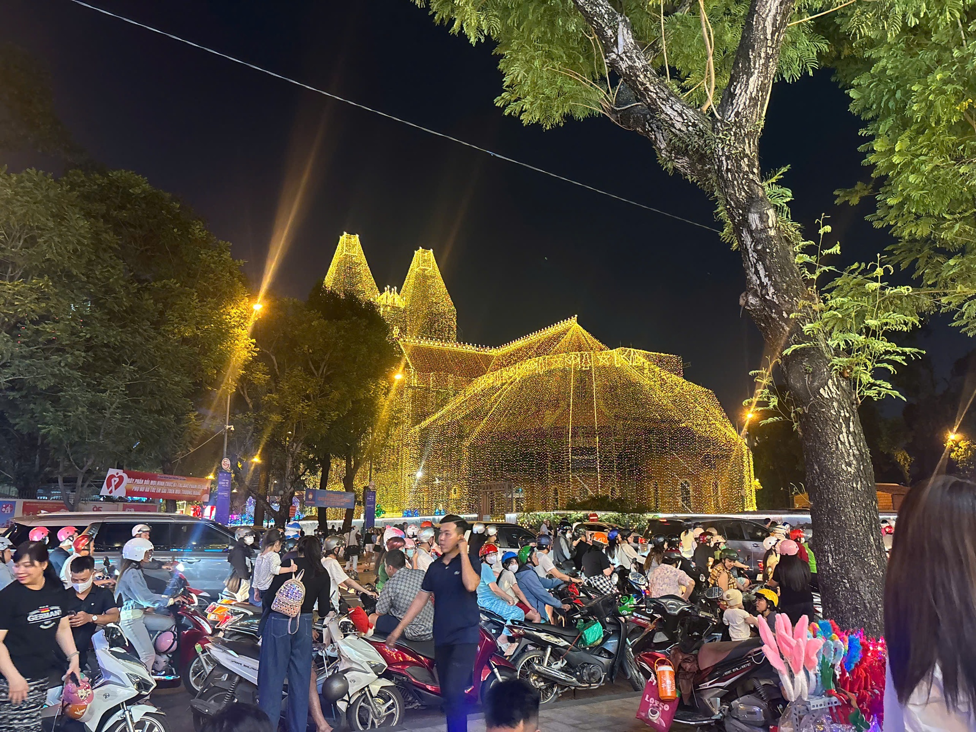 Người dân TP.HCM đổ ra đường tận hưởng không khí lạnh, nhà thờ Đức Bà chính thức lên đèn- Ảnh 14. Người dân TP.HCM đổ ra đường tận hưởng không khí lạnh, nhà thờ Đức Bà chính thức lên đèn- Ảnh 14.