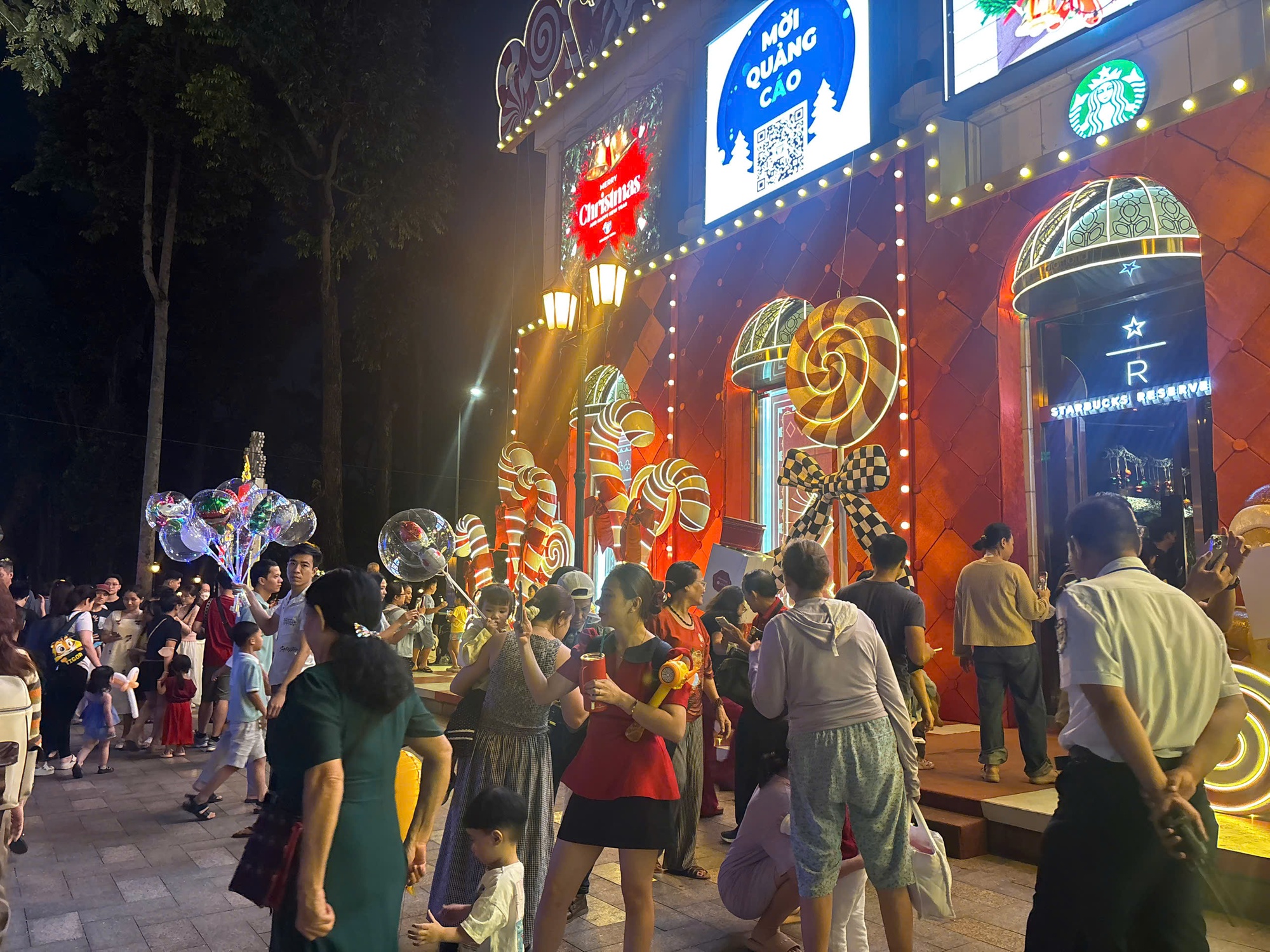 Người dân TP.HCM đổ ra đường tận hưởng không khí lạnh, nhà thờ Đức Bà chính thức lên đèn- Ảnh 12. Người dân TP.HCM đổ ra đường tận hưởng không khí lạnh, nhà thờ Đức Bà chính thức lên đèn- Ảnh 12.