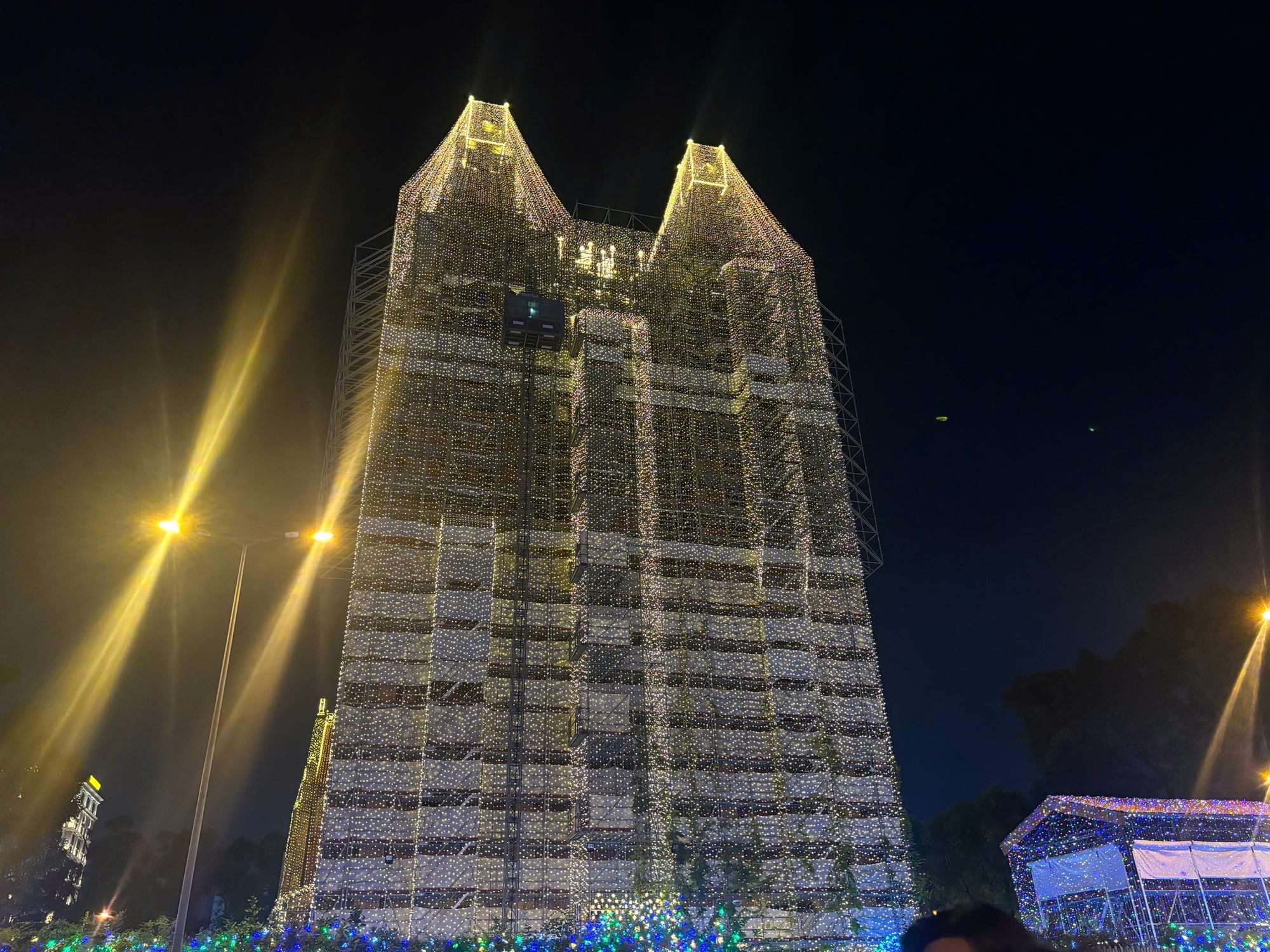 Người dân TP.HCM đổ ra đường tận hưởng không khí lạnh, nhà thờ Đức Bà chính thức lên đèn- Ảnh 3. Người dân TP.HCM đổ ra đường tận hưởng không khí lạnh, nhà thờ Đức Bà chính thức lên đèn- Ảnh 3.