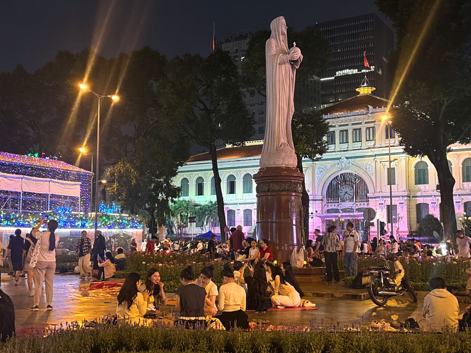 Người dân TP.HCM đổ ra đường tận hưởng không khí lạnh, nhà thờ Đức Bà chính thức lên đèn- Ảnh 9. Người dân TP.HCM đổ ra đường tận hưởng không khí lạnh, nhà thờ Đức Bà chính thức lên đèn- Ảnh 9.