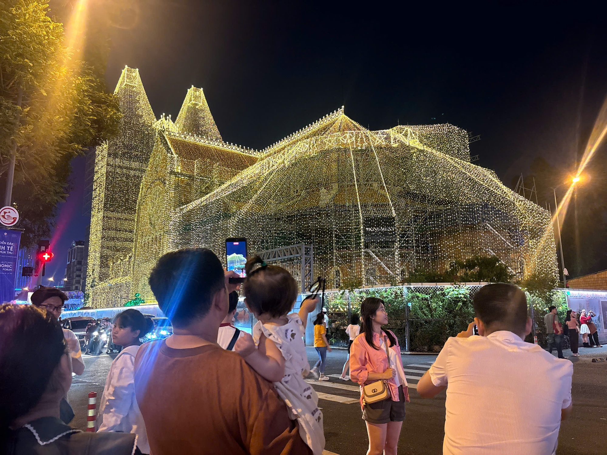 Người dân TP.HCM đổ ra đường tận hưởng không khí lạnh, nhà thờ Đức Bà chính thức lên đèn- Ảnh 4. Người dân TP.HCM đổ ra đường tận hưởng không khí lạnh, nhà thờ Đức Bà chính thức lên đèn- Ảnh 4.