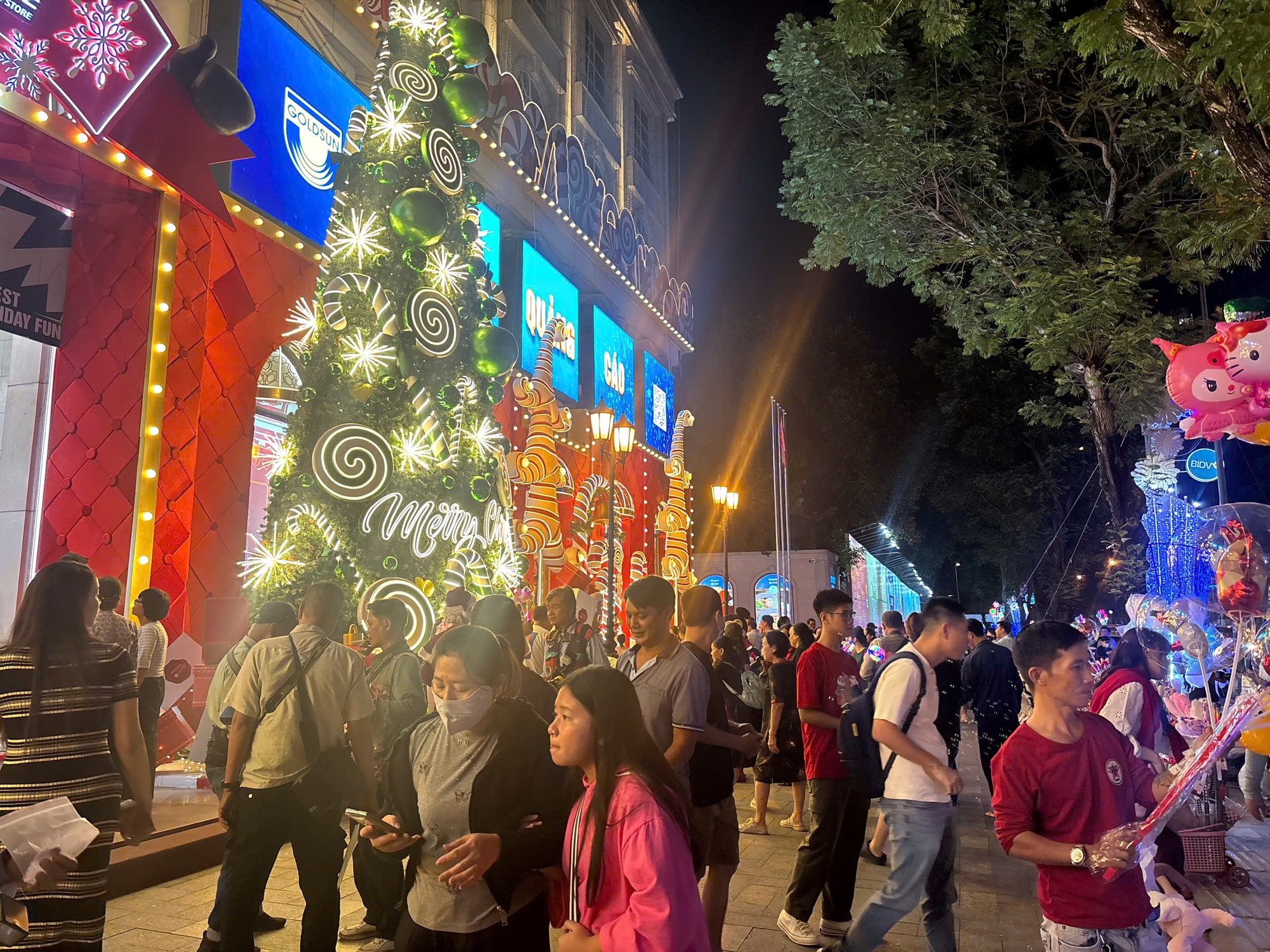 Người dân TP.HCM đổ ra đường tận hưởng không khí lạnh, nhà thờ Đức Bà chính thức lên đèn- Ảnh 13. Người dân TP.HCM đổ ra đường tận hưởng không khí lạnh, nhà thờ Đức Bà chính thức lên đèn- Ảnh 13.