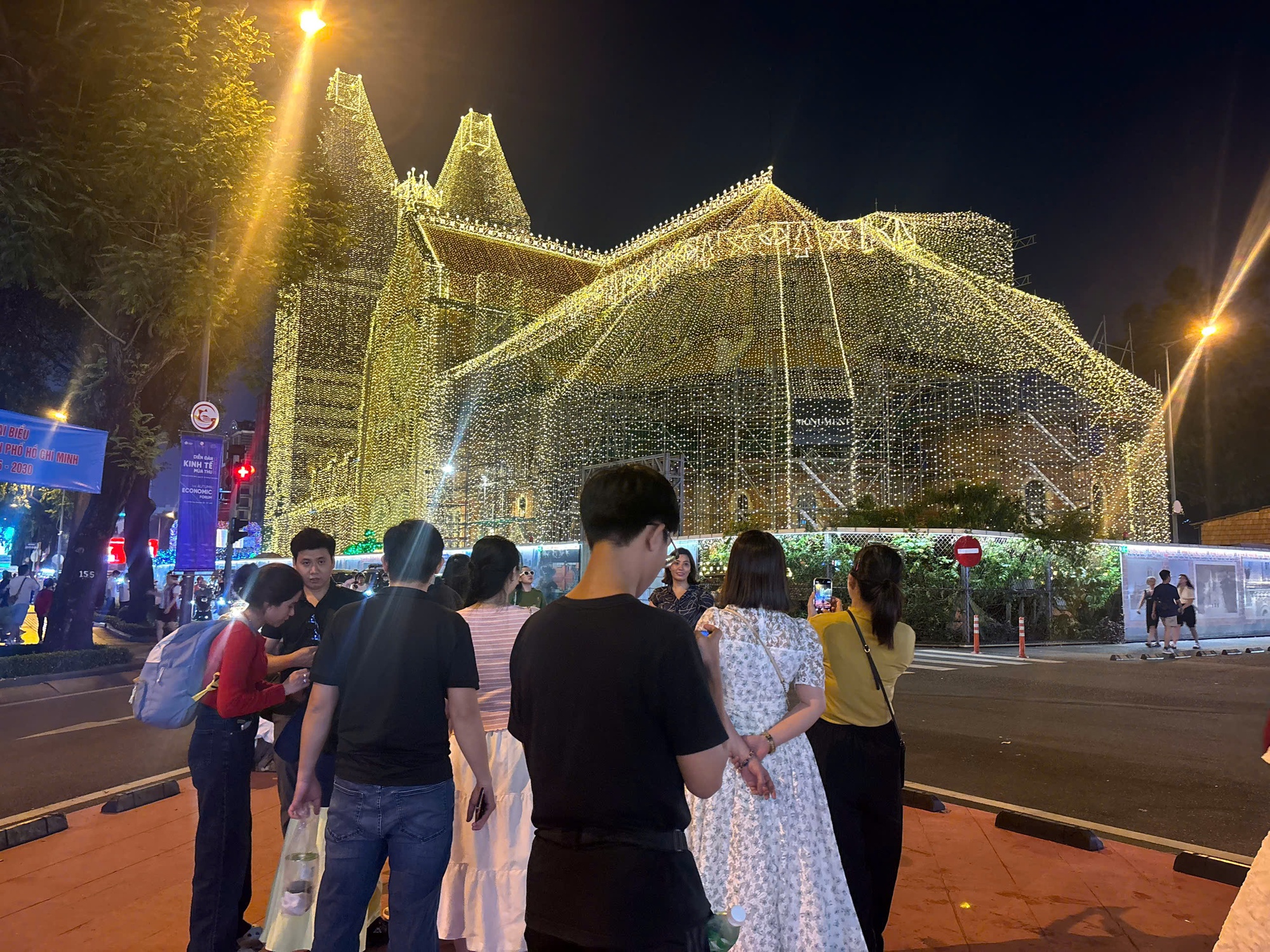 Người dân TP.HCM đổ ra đường tận hưởng không khí lạnh, nhà thờ Đức Bà chính thức lên đèn- Ảnh 5. Người dân TP.HCM đổ ra đường tận hưởng không khí lạnh, nhà thờ Đức Bà chính thức lên đèn- Ảnh 5.